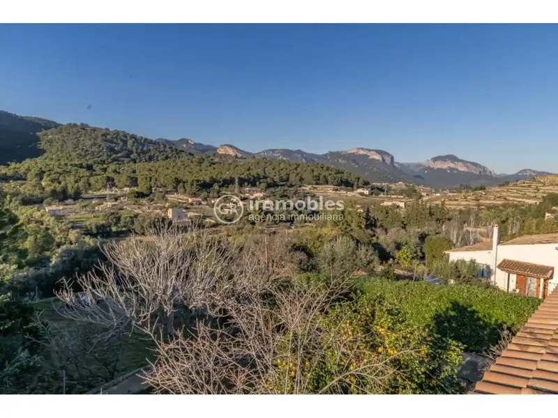 House on rustic estate with stunning views — photo 1