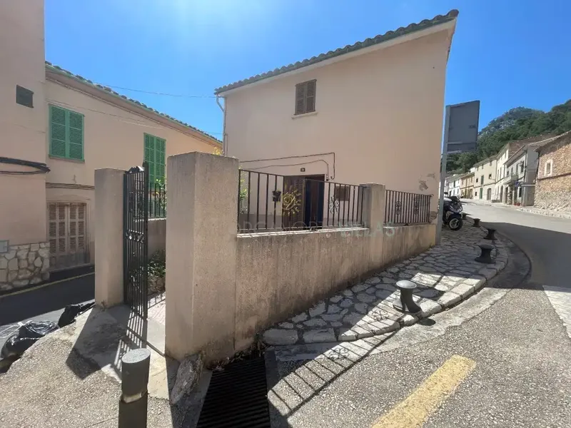 Located in the center of the charming village of Caimari, this two-story Mallorcan house offers character, space and many possibilities. — photo 2