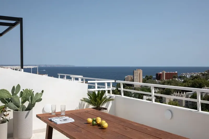 Discover refined coastal living with this exceptional triplex penthouse on Carrer de Barranc. With 170 m², this bright home — photo 1