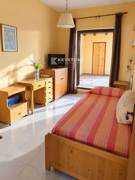 Vivienda unifamiliar amplia y luminosa con vistas al mar, terrazas y garaje privado, ideal para quienes buscan espacio, comodidad y zonas ex — photo 8