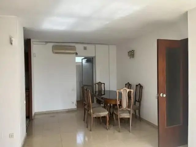 3-bedroom apartment, bathroom and laundry room. Sea views and Palma Bay. 2 elevators, video surveillance. To be updated. Great opportunity for — photo 5