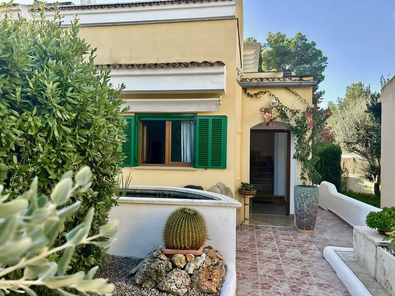 Charming townhouse with garden, conservatory, terraces and communal pool — photo 1