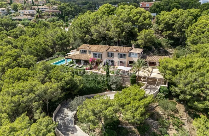 Elegant finca-style villa with sea views and renovation potential — photo 1