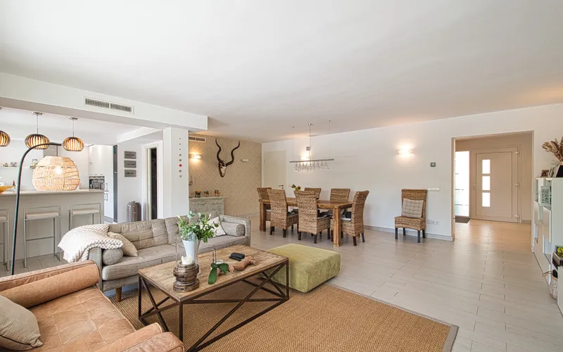Family villa with a guest apartment and a large pool in a sought-after location in Santa Ponsa — photo 6