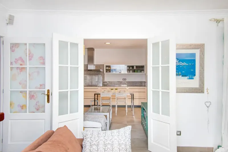 We present this elegant detached chalet in Peguera, Calvià, completely renovated, combining style, comfort and privacy in a — photo 6