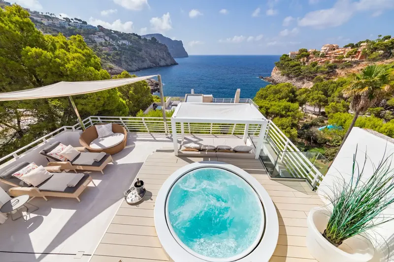 This impressive triplex penthouse, located in the exclusive area of La Mola (Port d'Andratx), combines luxury, design and privileged location. — photo 1
