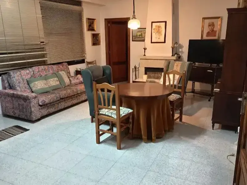 Casa de pueblo de construcción antigua. Situada en zona centro. Amplio patio y anexos (Trasteros, garaje) — photo 6
