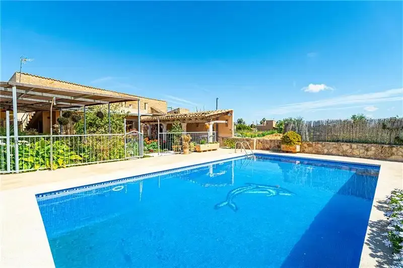 Detached house with pool on plot of approx. 453m2, 334m2 approx., 3 living rooms, fireplace, furnished and equipped kitchen with wood oven and bar — photo 2