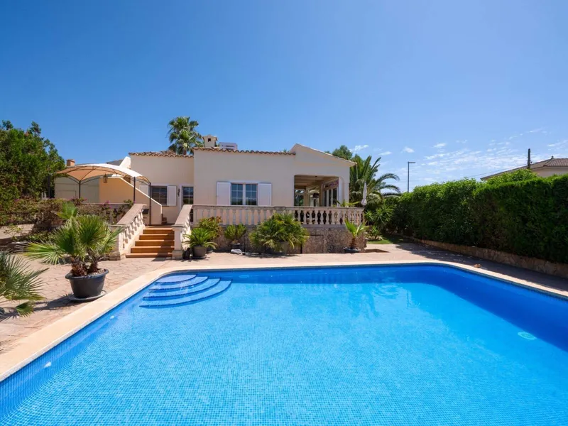 130m² bungalow with 4 rooms, sea view and pool for sale — photo 1