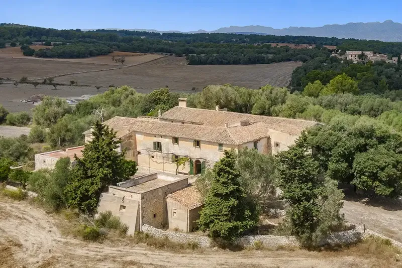 This enormous finca, for sale in Algaida, originally dates from the 15th century and includes a main house, several outbuildings and extensive land — photo 2