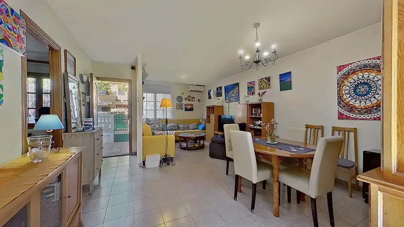 In Secar de la Real, one of the quietest residential areas in the north of Palma, is this townhouse built in 1990, distributed — photo 6
