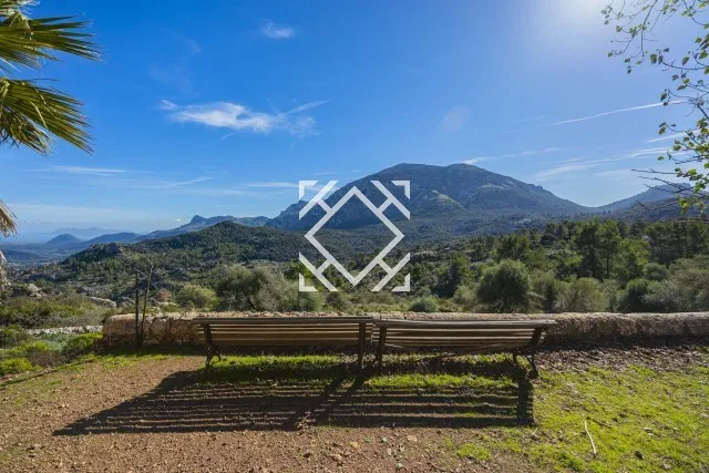 Exclusive country estate with an elegant residence and spectacular sea and mountain views for sale in Escorca, Mallorca. — photo 1