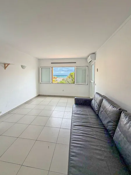 Flat with terrace and sea views to update — photo 3