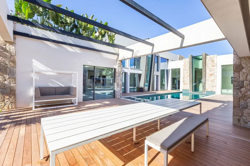 Elegant luxury villa with generous outdoor area — photo 3