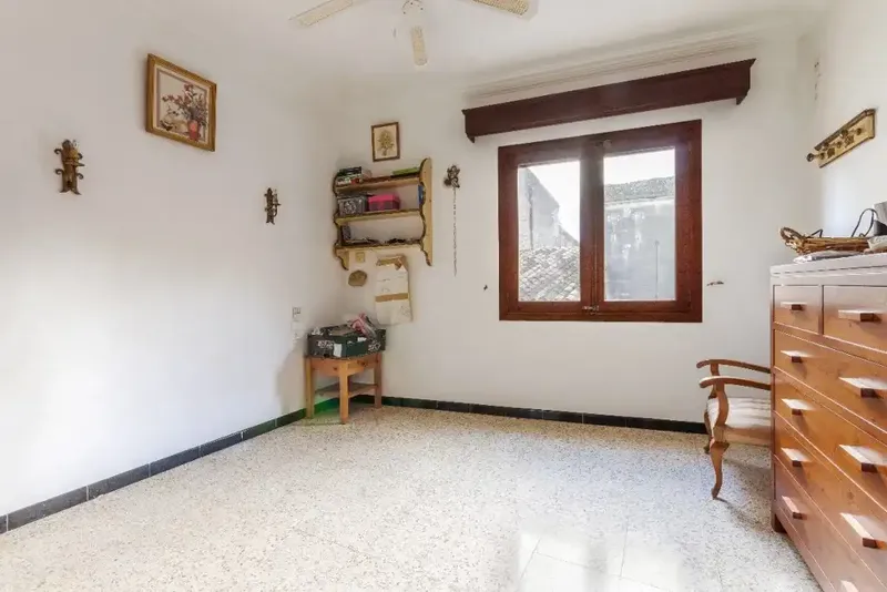 Beautiful five-bedroom, two-bathroom house to renovate. It is a fantastic opportunity to renovate a house to your own taste and ideas, to — photo 7