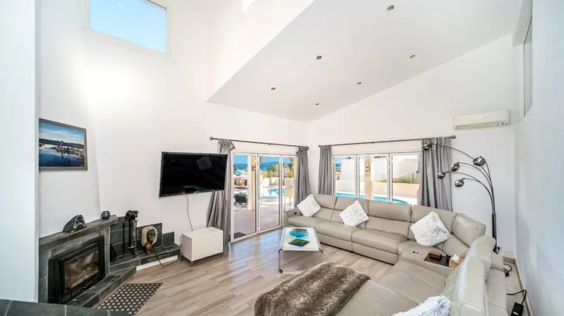 Attractive modern villa, with lovely sea views, in a tranquil location just minutes’ walk to the fine sandy beaches of Portals Vells – for sale — photo 4