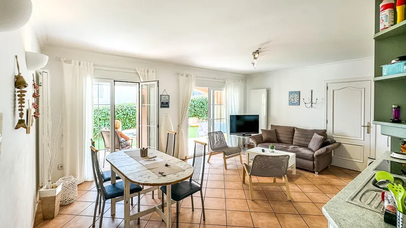 Sunny apartment with garden and separate studio near the beach — photo 4