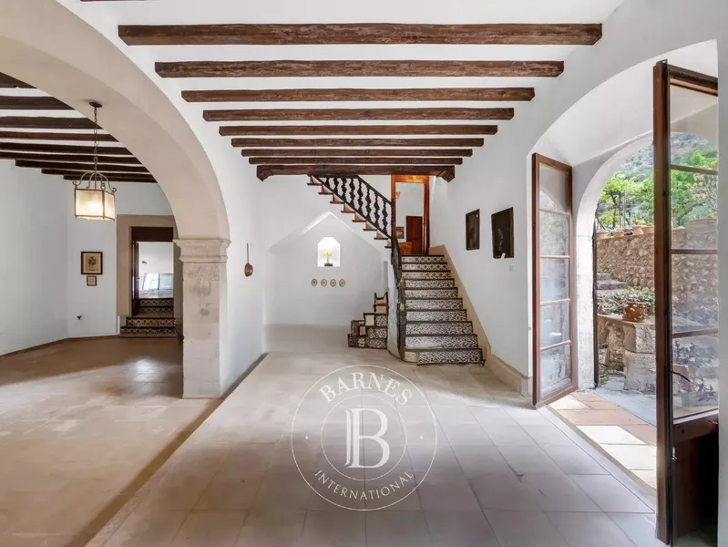 Majestic Historic Mallorcan House in the Heart of Fornalutx with Great Potential — photo 3