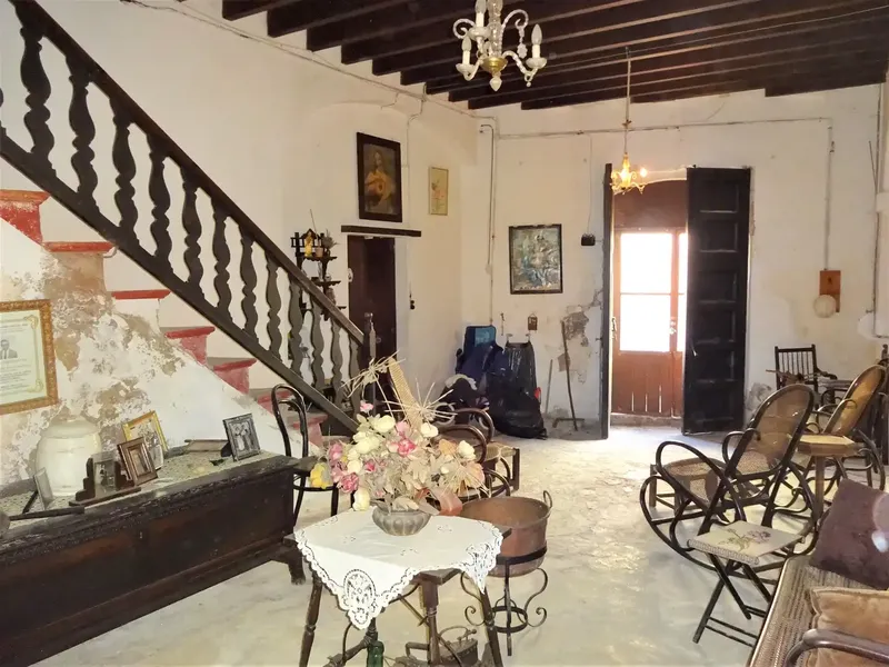 Exceptional manor house in Muro dating from 1919, distributed over 3 floors. It consists of entrance hall, living-dining room with arch — photo 4
