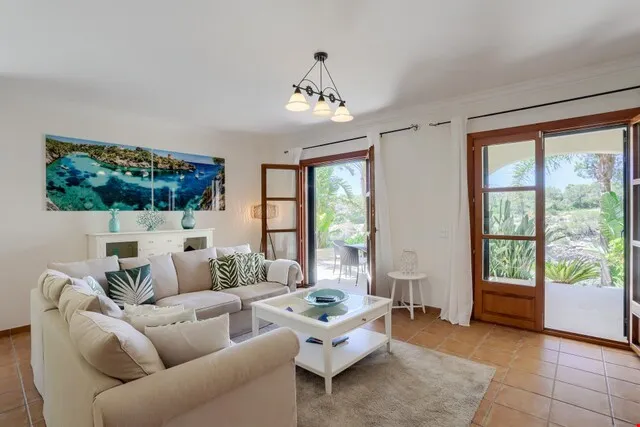 Coastal three-bedroom villa for sale with holiday licence in Llucmajor — photo 2