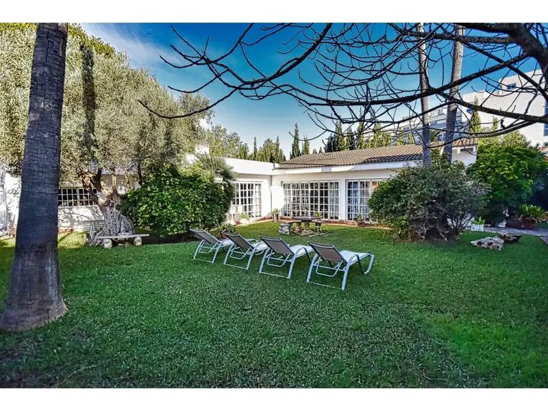 In Son Baulo, very close to the beach, on a plot of about 990 m2 we have a main house of about 250 m2 on two floors offering 3 bedrooms — photo 4