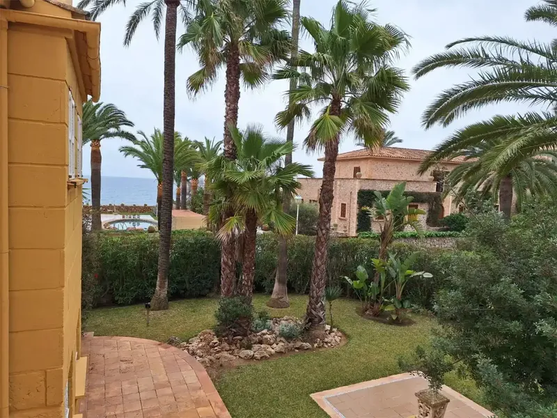 Fabulosa villa en segunda línea de mar y con vistas desde la segunda planta. — photo 10