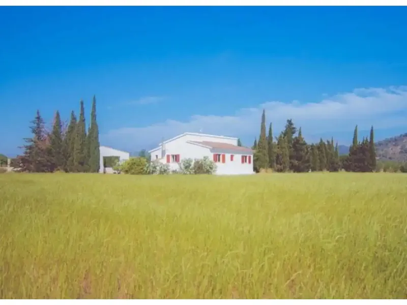 Total area 190 m², plot 17000 m², living area 190 m², 5 double bedrooms, 3 bathrooms, air conditioning (cold) — photo 4