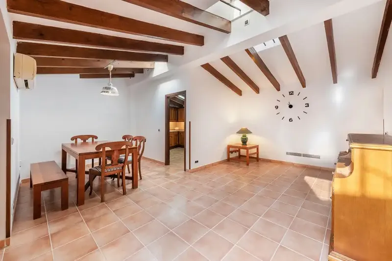 Perfect for families, this house for sale in Puerto Pollensa is a great investment opportunity, full of potential and a perfect — photo 5