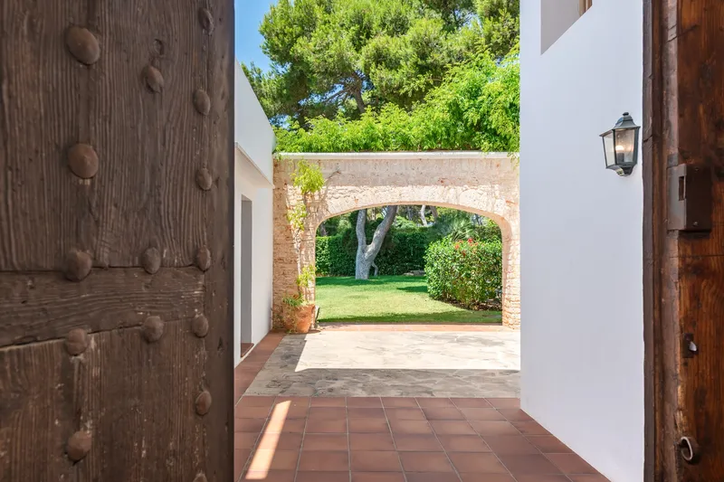 Seafront villa in Cala d'Or with holiday rental licence and sea views — photo 10