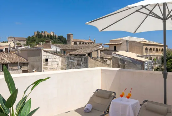 Renovated townhouse with a rooftop terrace, panoramic views, a garage, and an ETV license in Artà — photo 1