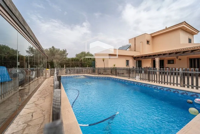 Chalet in Portocolom, with 490 m2, 4 bedrooms, 2 bathrooms and pool — photo 1