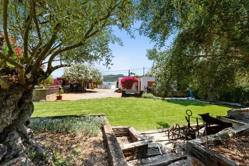 Located on a large plot within walking distance of the vibrant restaurants, boutiques and the nautical club of Port Andratx, this property — photo 4