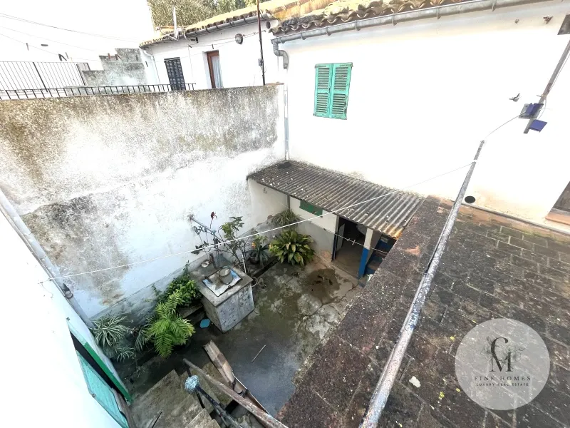 Charm and potential in the heart of Pollença: spacious townhouse with possibility of indoor pool — photo 1