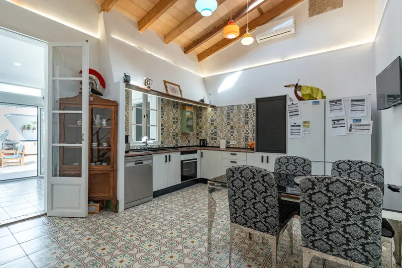 Charming Renovated Townhouse with Exceptional Potential in Santa Catalina — photo 7