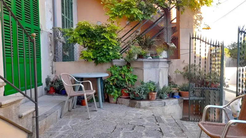 Welcome to the Mallorcan house of your dreams! This impressive 3-story property is located on one of the main streets of — photo 5