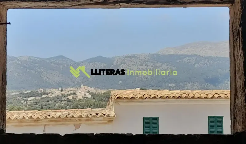 Village house with Mallorcan character located on the square of Búger, one of the smallest villages in Mallorca on top of a hill — photo 1