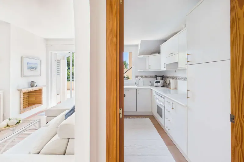 This tastefully furnished and bright apartment is located in a small, well-maintained residential complex with only 18 owners, ideal — photo 11