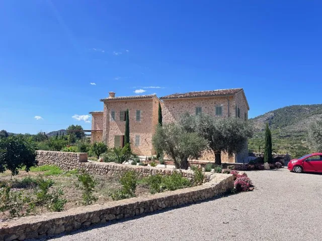 Contemporary finca with pool and panoramic mountain views for sale in Alaró, Mallorca — photo 1