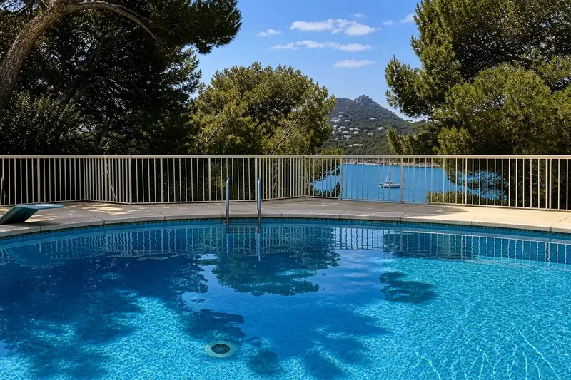 In a highly sought-after location, in a complex with sea access, we present this apartment which, with its large partially covered terrace, offers the perfect living space to enjoy Mallorca to the fullest. — photo 11