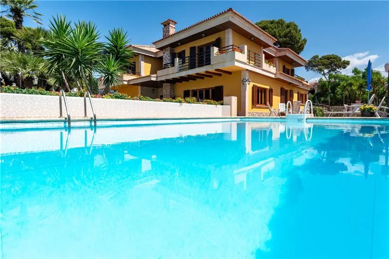 Detached villa with swimming pool on a plot of approx. 859 m² — photo 1