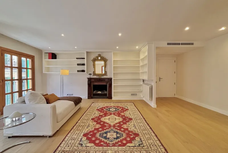 Elegant apartment with 2 parking spaces in the historic center of Palma — photo 1