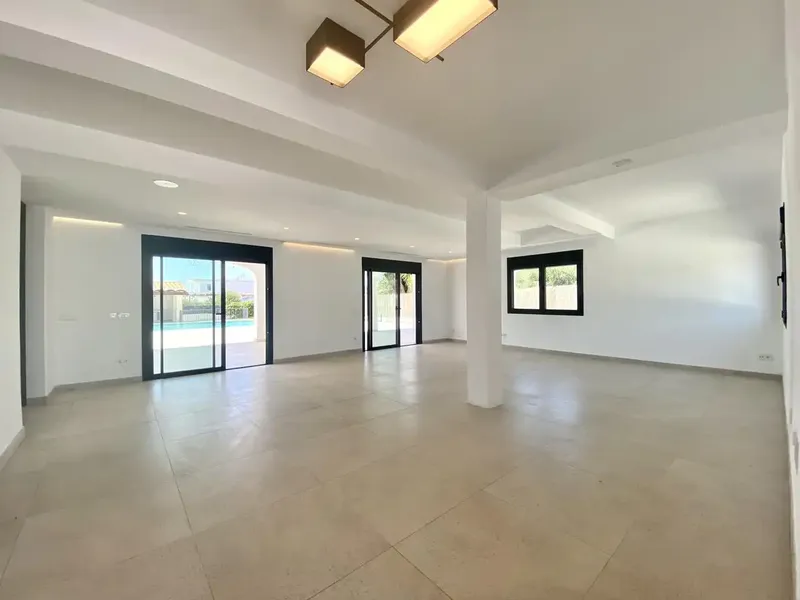 Cherryhouse Invest presents this spectacular high-end villa located in the prestigious private urbanization of Sa Planera, one of the — photo 8