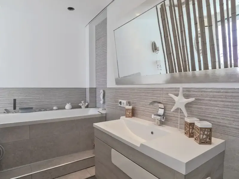 This beautiful south-facing apartment is located in a quiet urbanization of Cala Pi, just steps from the sandy beach. — photo 12