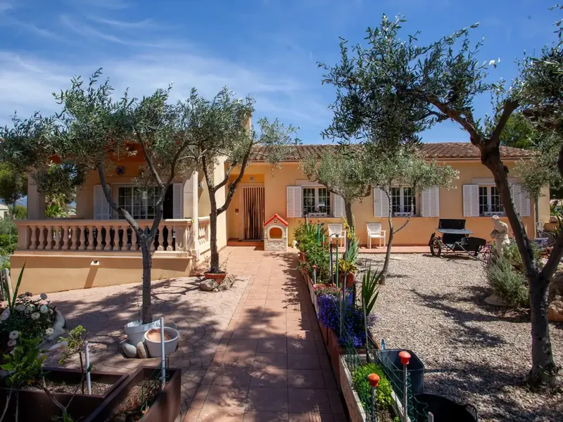 In one of the most coveted locations in Santa Ponsa, just a few minutes' walk from the beach, the marina and the golf course, you will find — photo 2