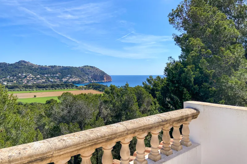 Spacious single-family home with sea views and pool plus separate guest apartment — photo 8