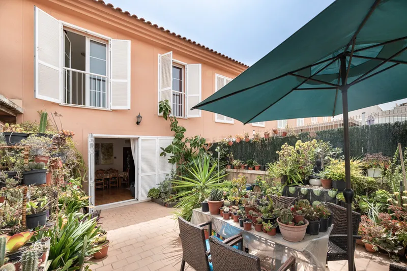 Stunning Townhouse in Molinar with Double Garage and Spacious Patio — photo 1