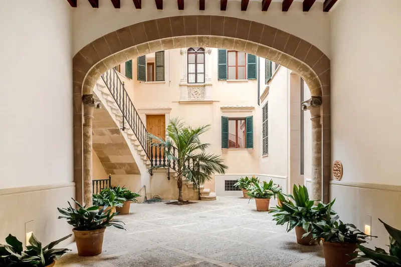 This recently renovated apartment is part of a palace in the heart of the old town, next to Palma Cathedral and — photo 3