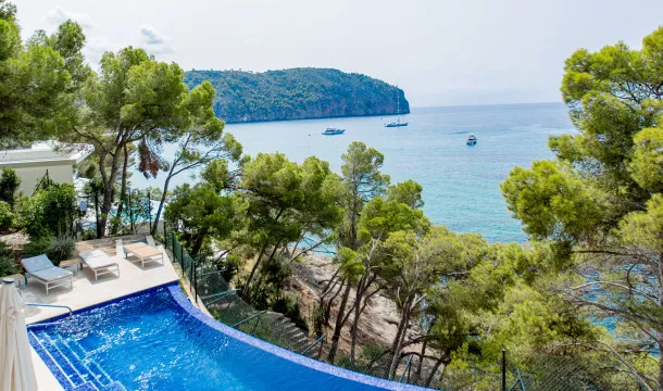 Frontline villa with direct access to the sea in Camp de Mar — photo 11