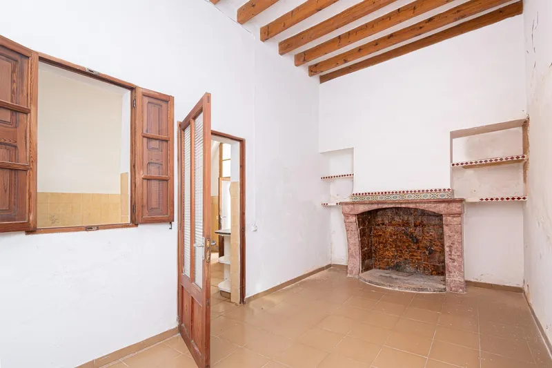 Village house in Sa Pobla with interior patio and parking area to renovate — photo 9