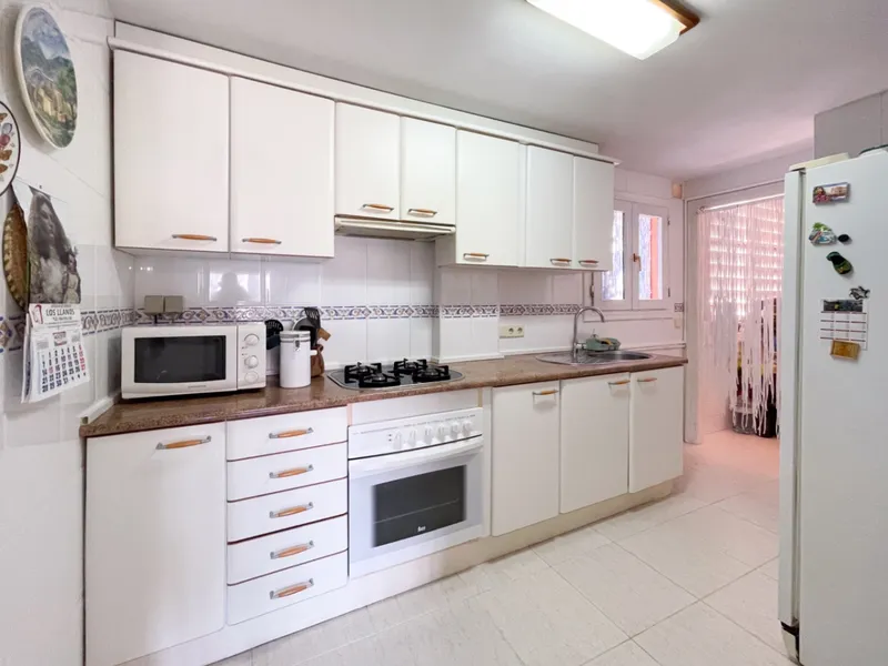 Sunny 2-bedroom apartment with private parking — photo 8
